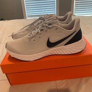 NEW in box NIKE REVOLUTION 5 men’s 11